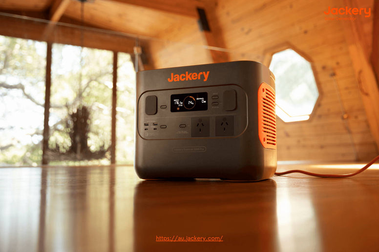 A Comprehensive Comparison: Portable Solar Chargers vs. Traditional Power Banks
