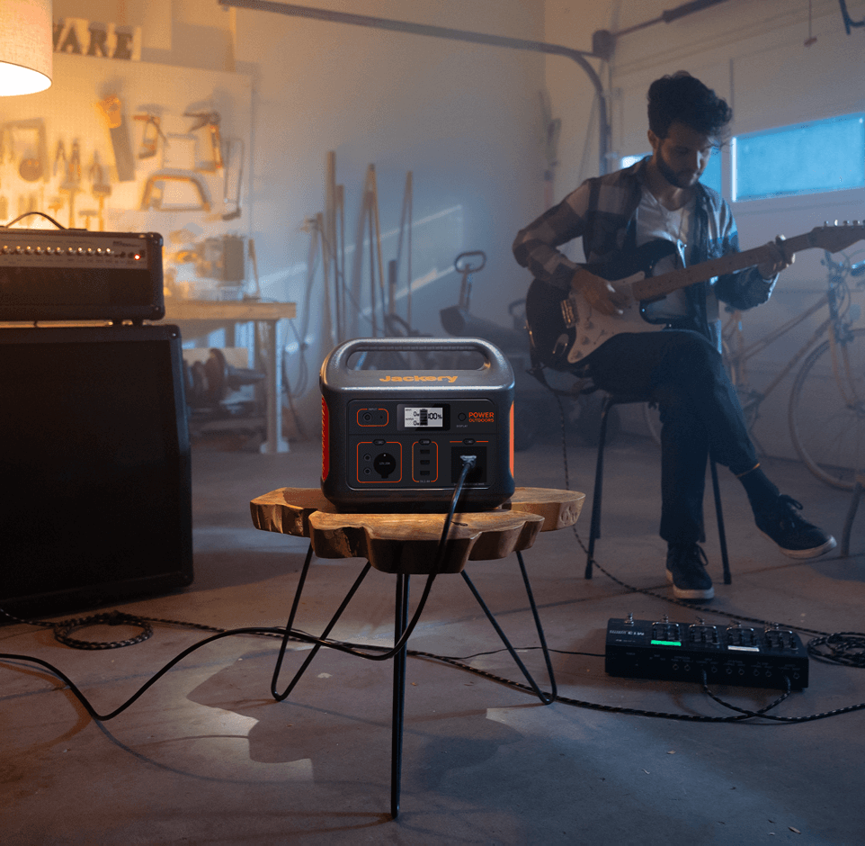 Holding_Live_Music_pc